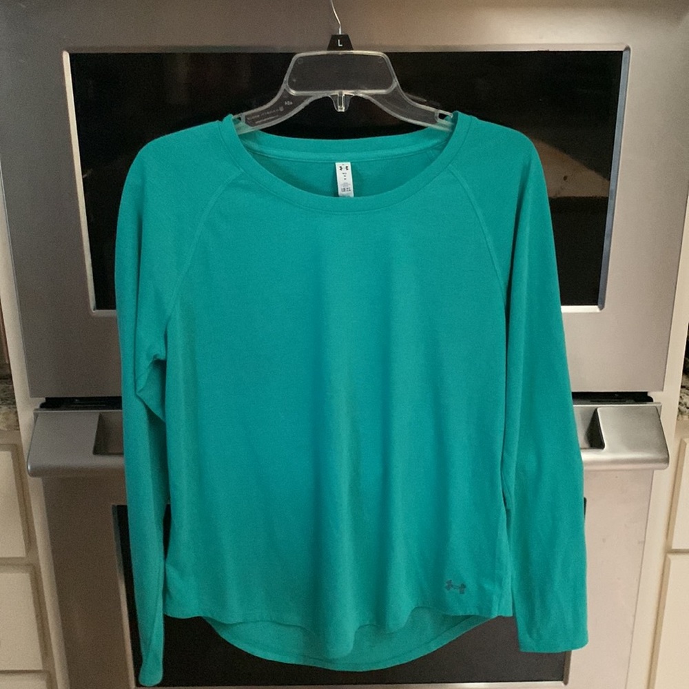 Under Armor size medium loose fit heat gear soft & lightweight green top